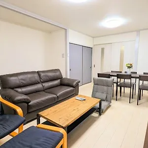 Jr西九条徒歩4分！最大12名宿泊可能！貸切一軒家！usj、梅田アクセス良好！１f広々リビングあり！ アパート 大阪市